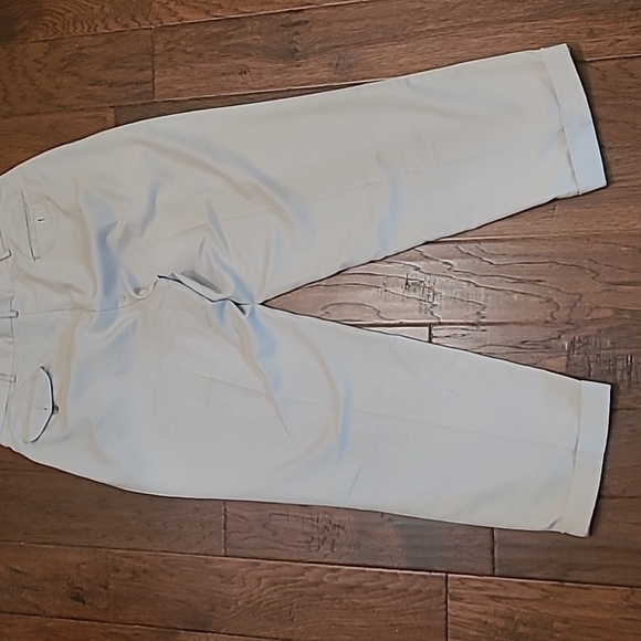 Van Heusen men's pleated khaki pants with cuffed hem size 38x32 - Picture 3 of 7